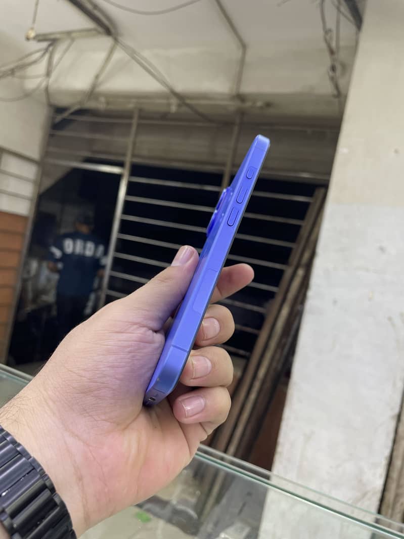 Apple iPhone 16 3