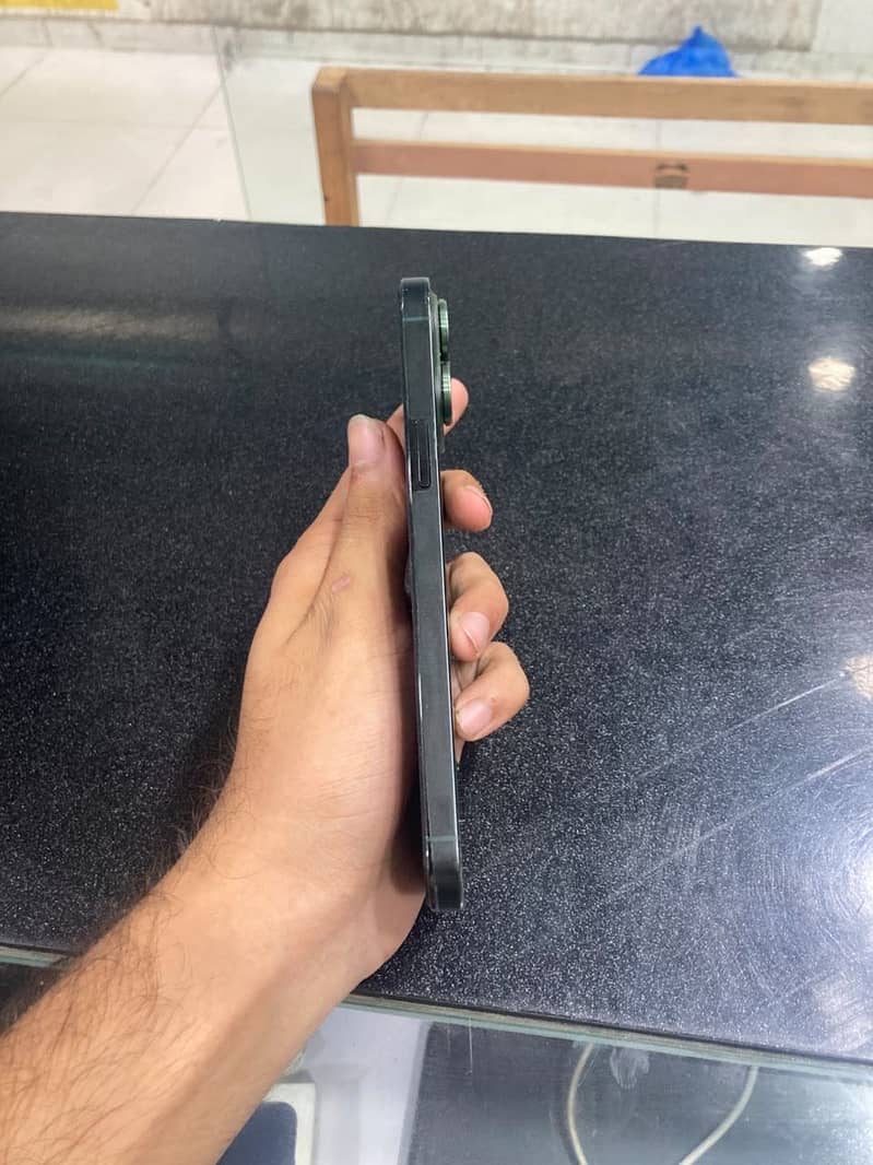 Apple iPhone 13 Pro Max 4