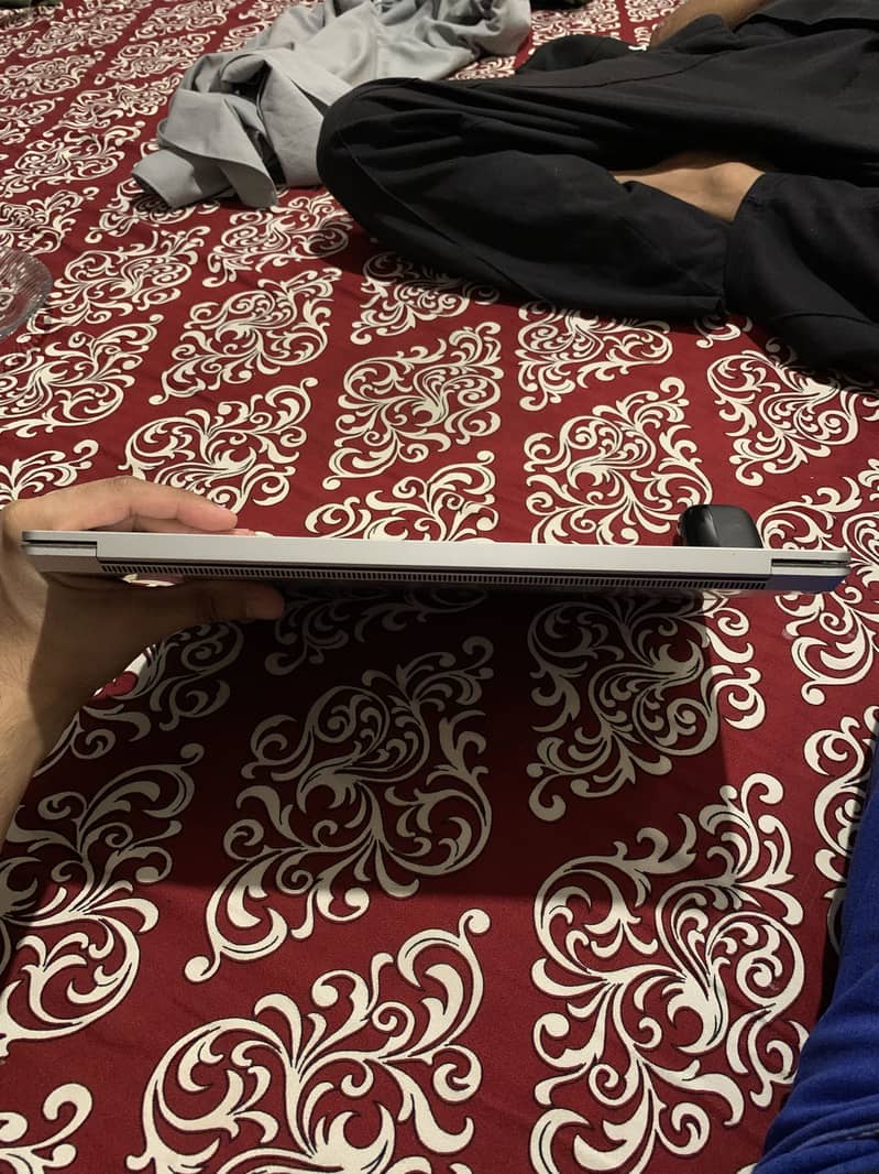microsoft  Surface laptop 2 4