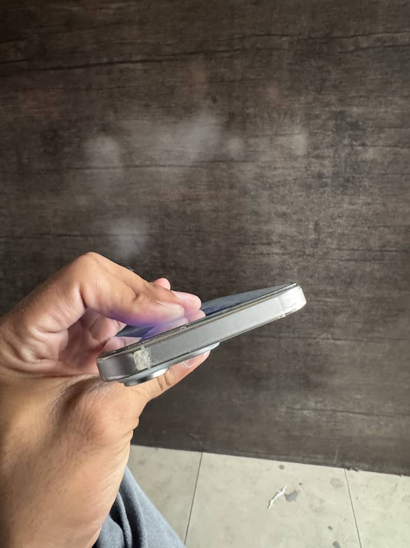 Apple iPhone 15 Pro Max 4