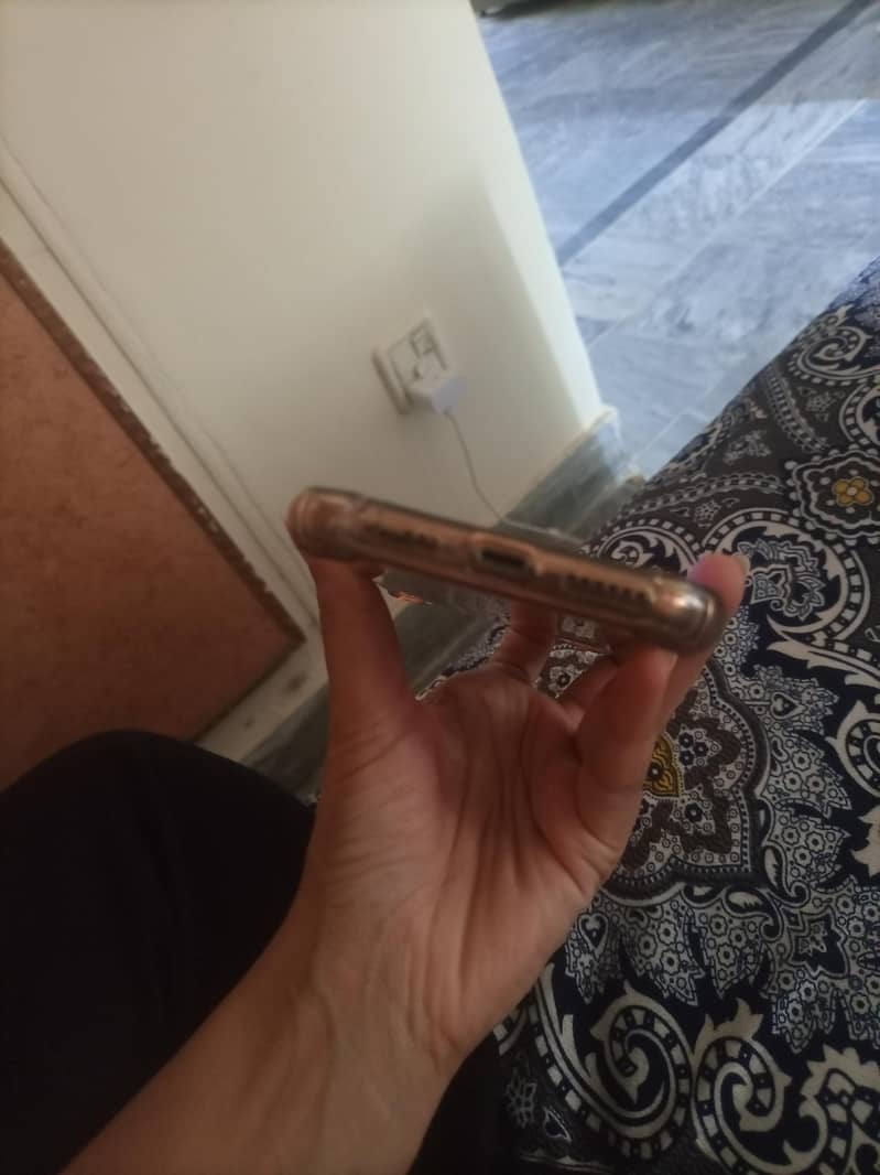 Apple iPhone XS 4