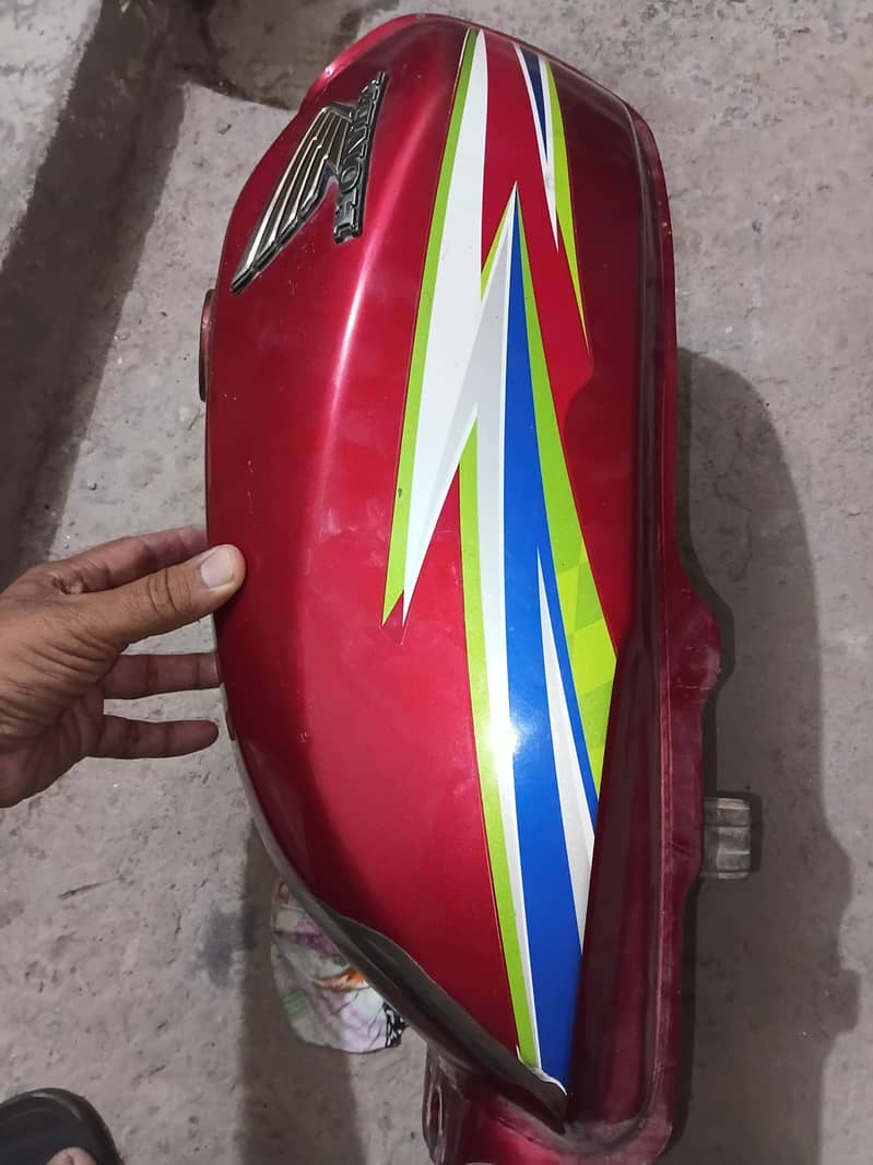 لال رنگ کی ہنڈا کی اوریجنل ہنڈا ڈریم 70 کی اصل ٹینکی برائے فروخت 4