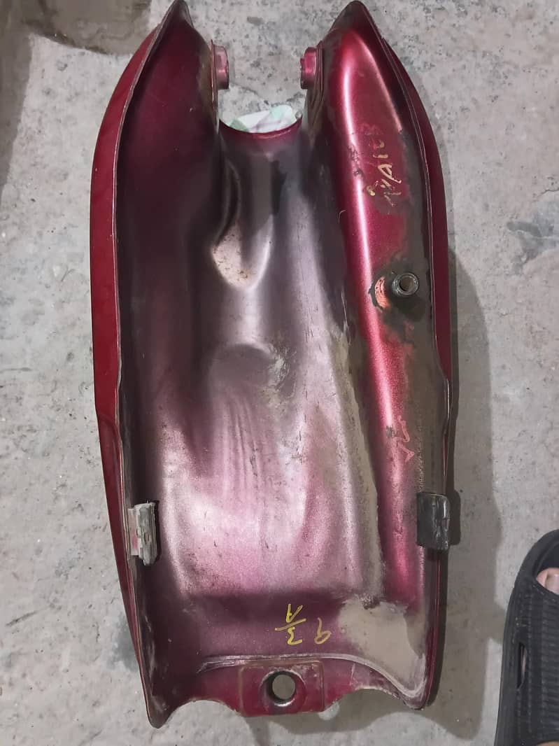 لال رنگ کی ہنڈا کی اوریجنل ہنڈا ڈریم 70 کی اصل ٹینکی برائے فروخت 7