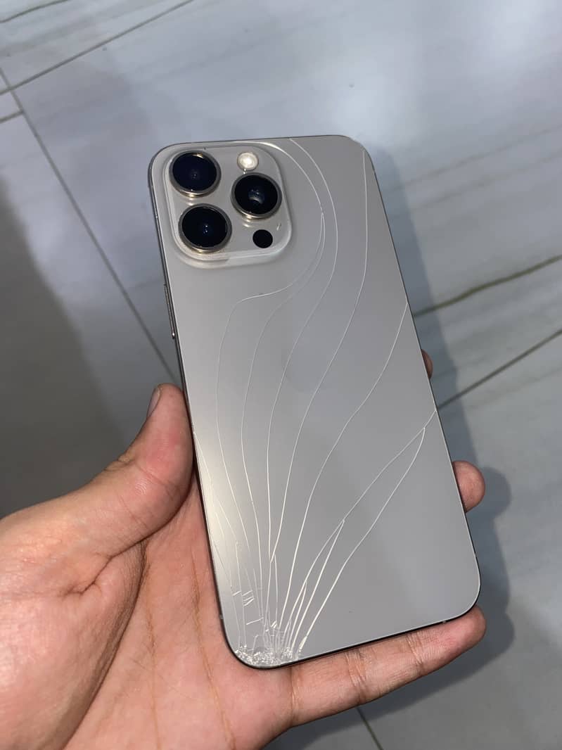Apple iPhone 15 Pro Max 3