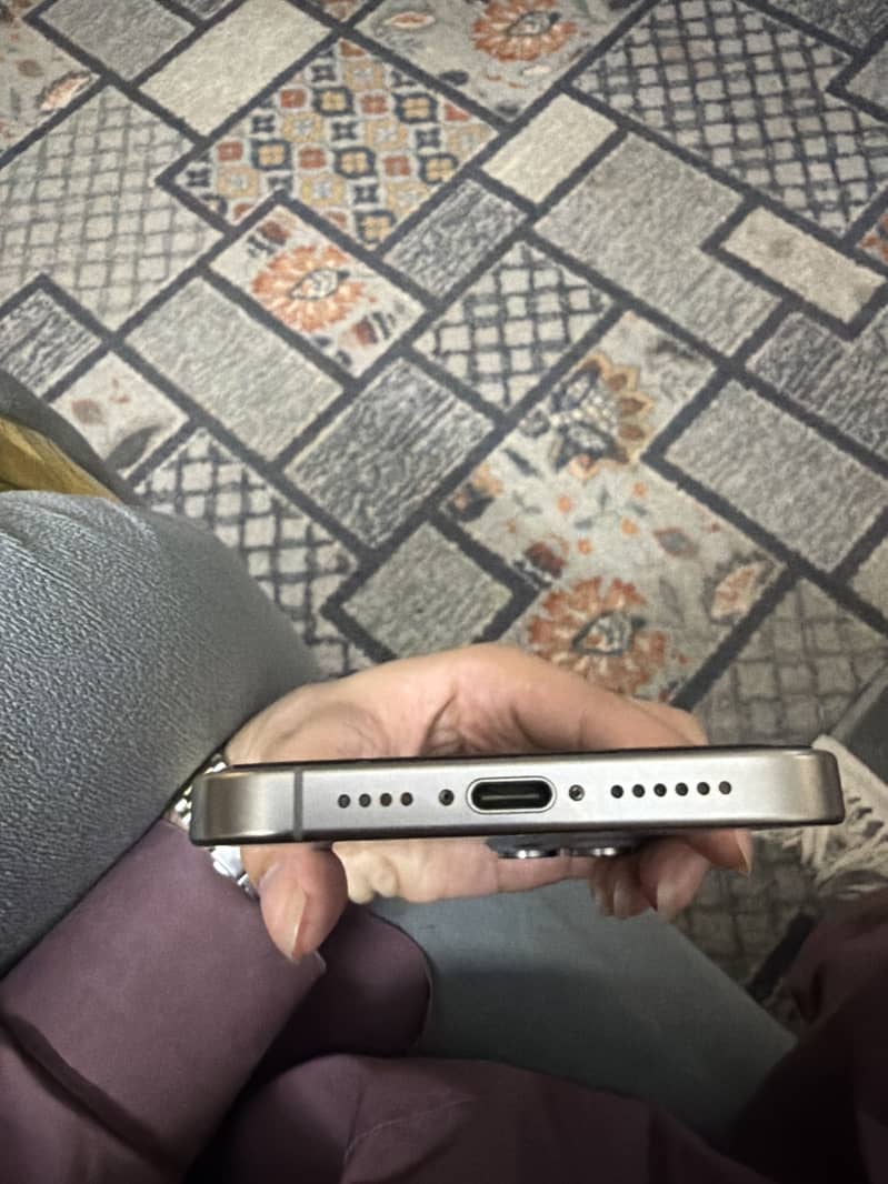 Apple iPhone 15 Pro Max 4
