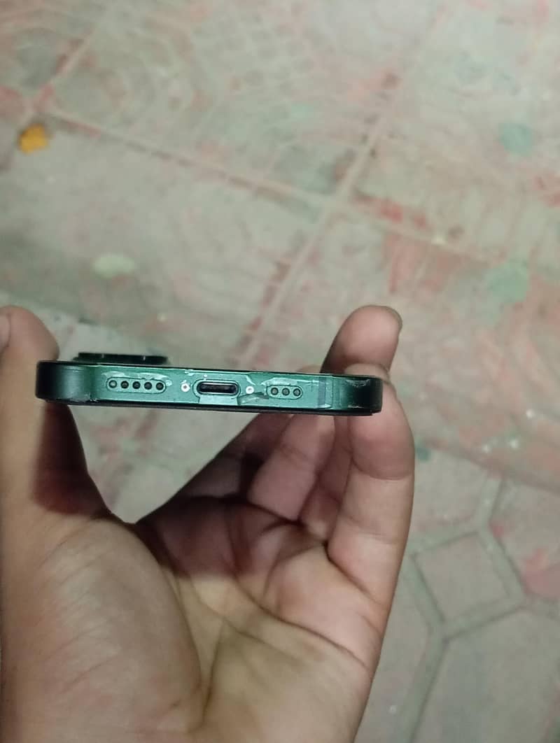 Apple iPhone 13 4