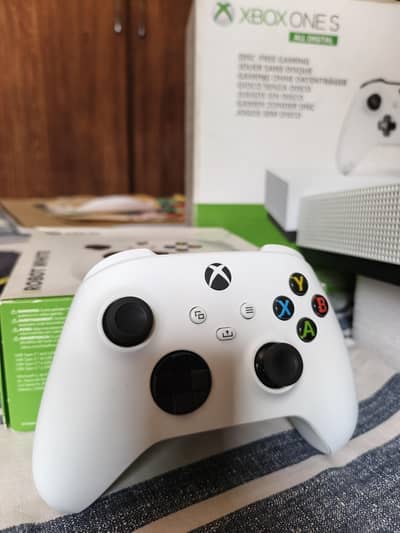 Xbox one s - Excellent condition - Very Clean and low usage