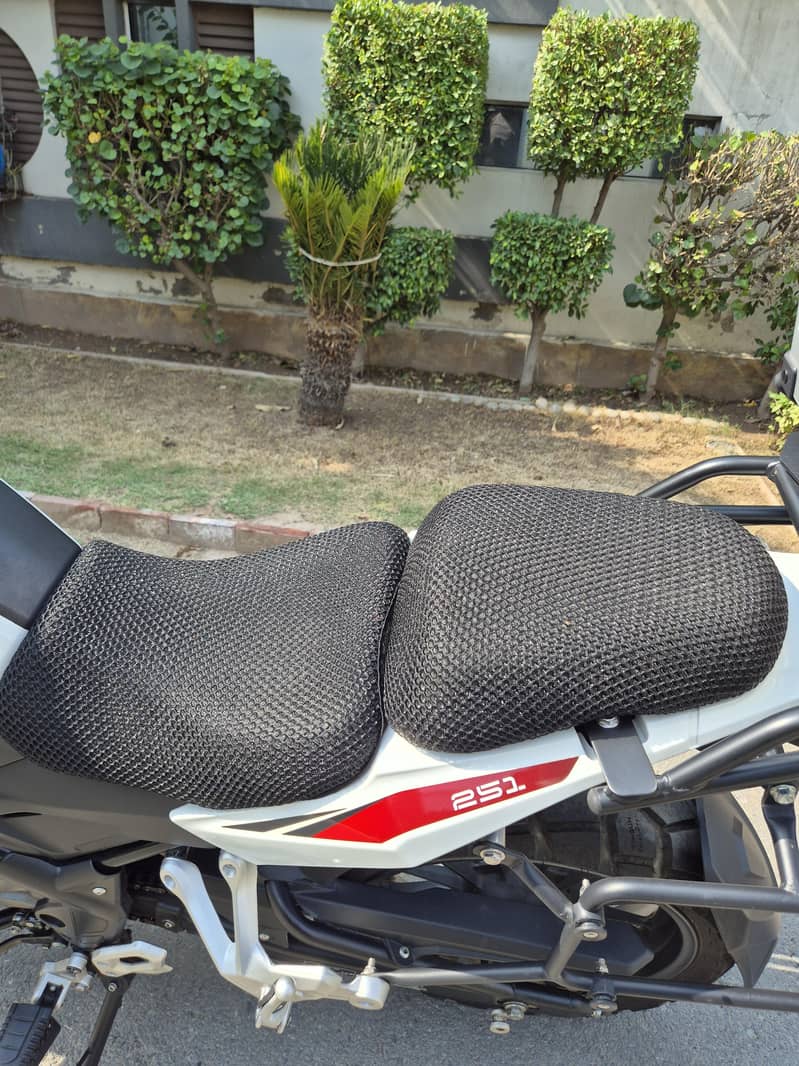 Benelli TRK 251 7