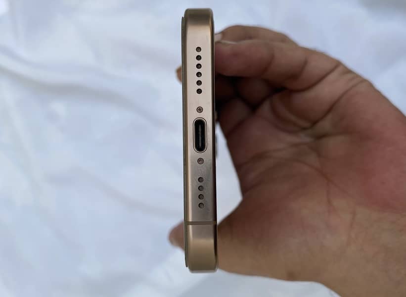 Apple iPhone 16 Pro Max 4