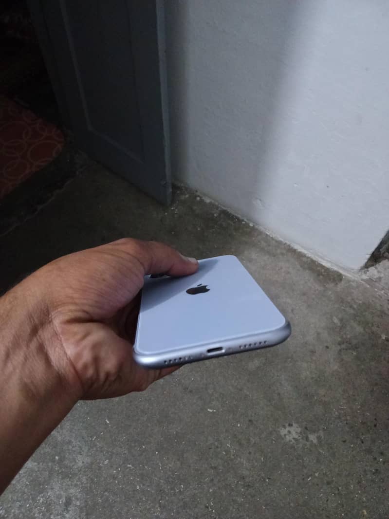 Apple iPhone 11 4