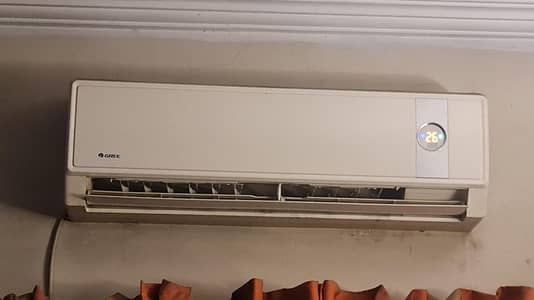 1 Ton non inverter Gree AC genuine condition never opened or repaired,