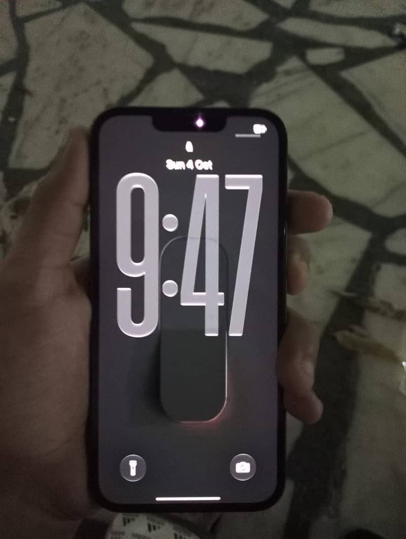 Apple iPhone 16e 1