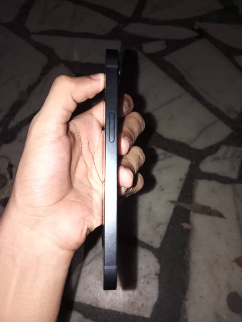 Apple iPhone 16e 2