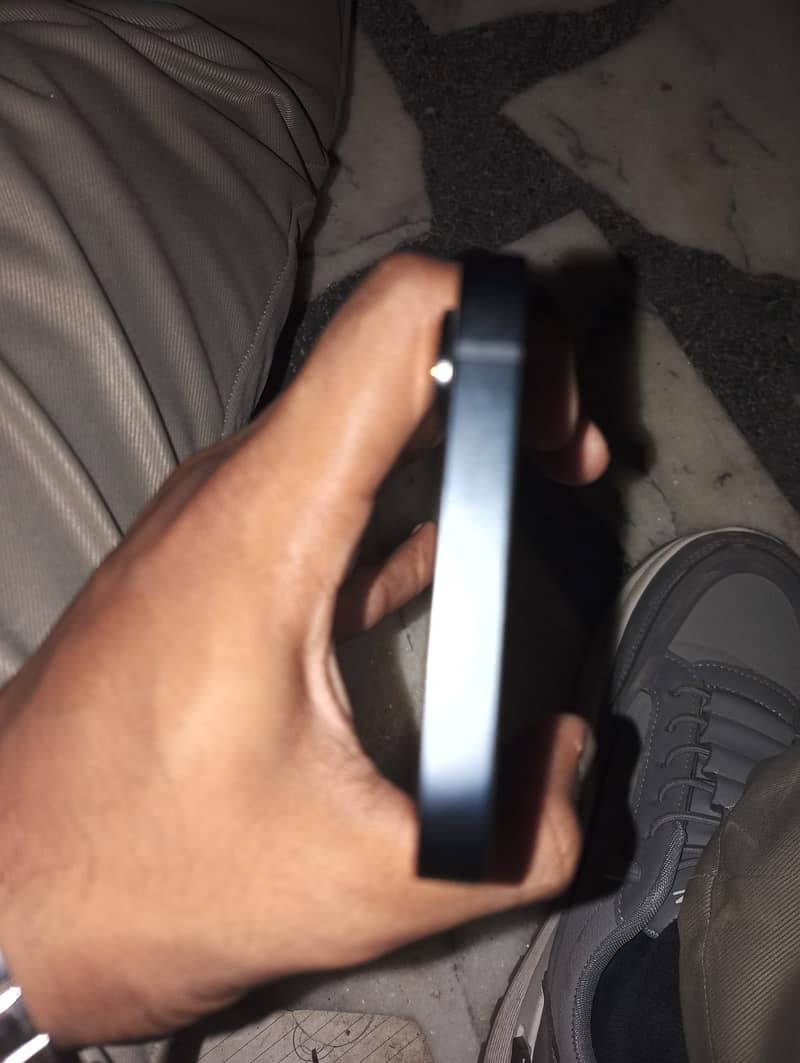 Apple iPhone 16e 3