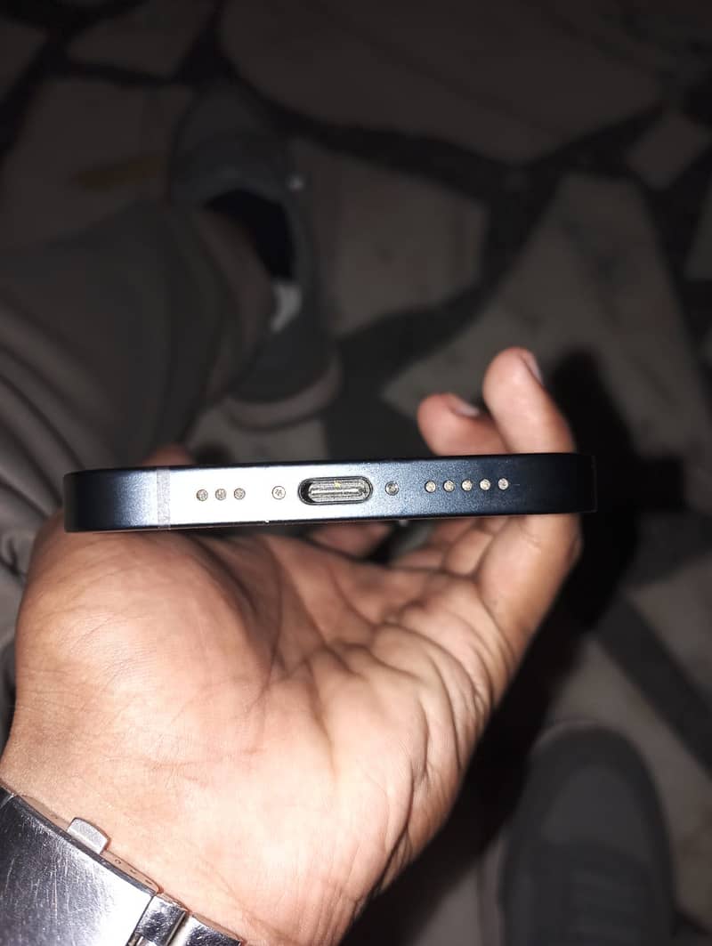 Apple iPhone 16e 4