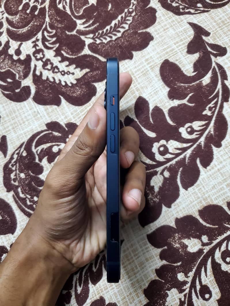 Apple iPhone 13 2