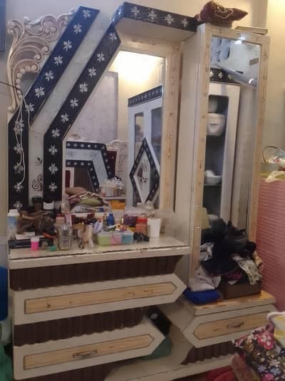 dressing table with drawers space