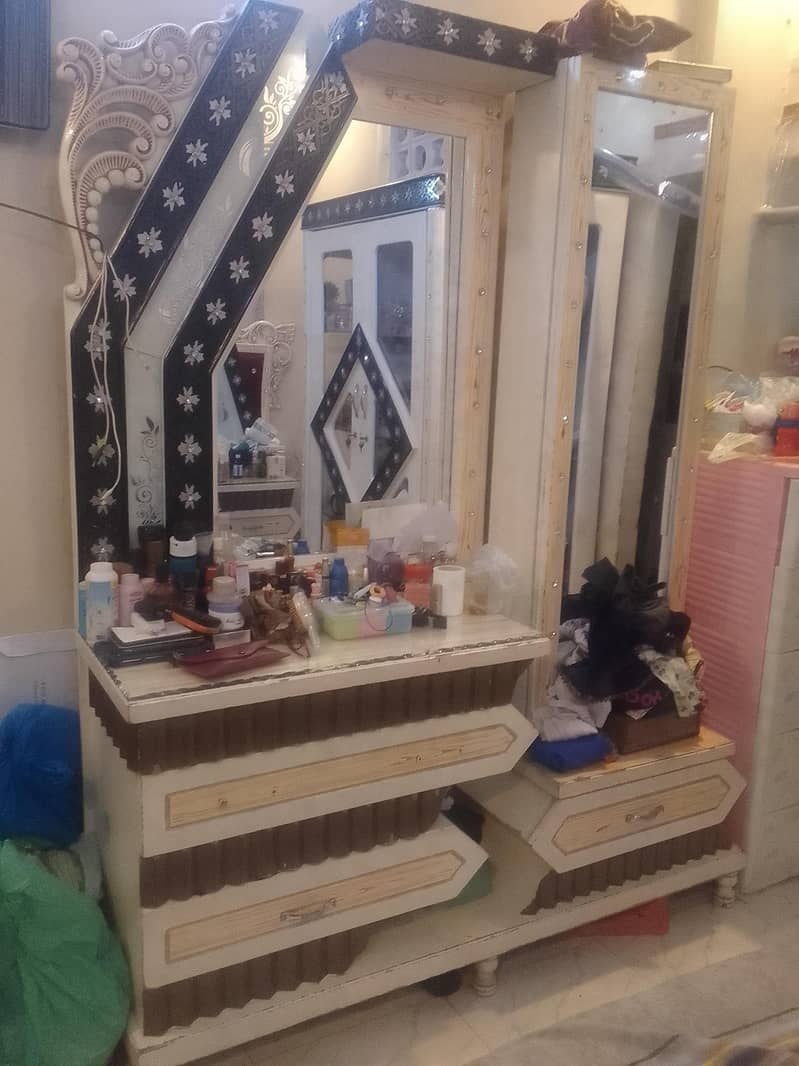 dressing table with drawers space 1