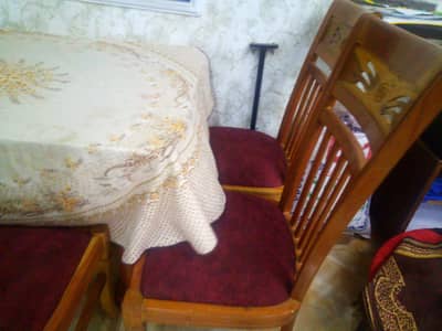 full 10/10 good condition 4 chairs and 1 tabal not any iusse all ok