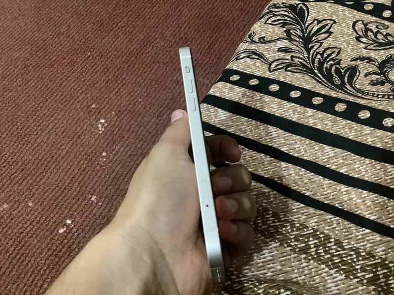 Apple iPhone 12 4