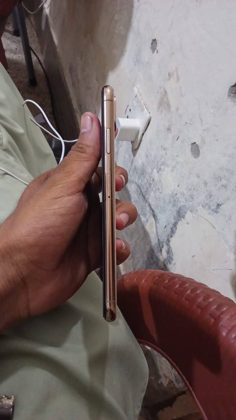 Apple iPhone XS Max 3