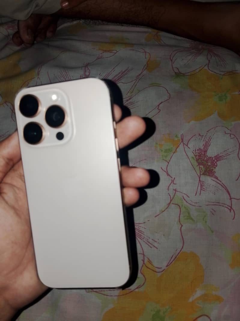 Apple iPhone 16 Pro 8