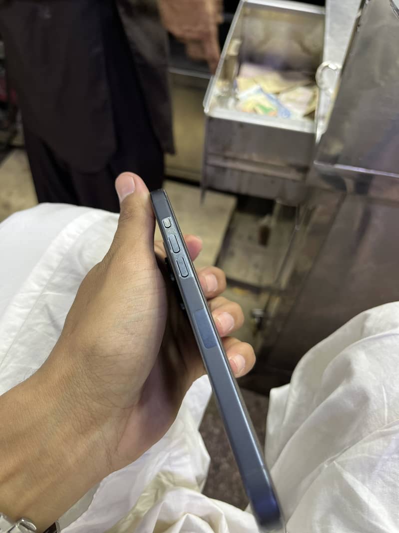 Apple iPhone 15 Pro Max 2