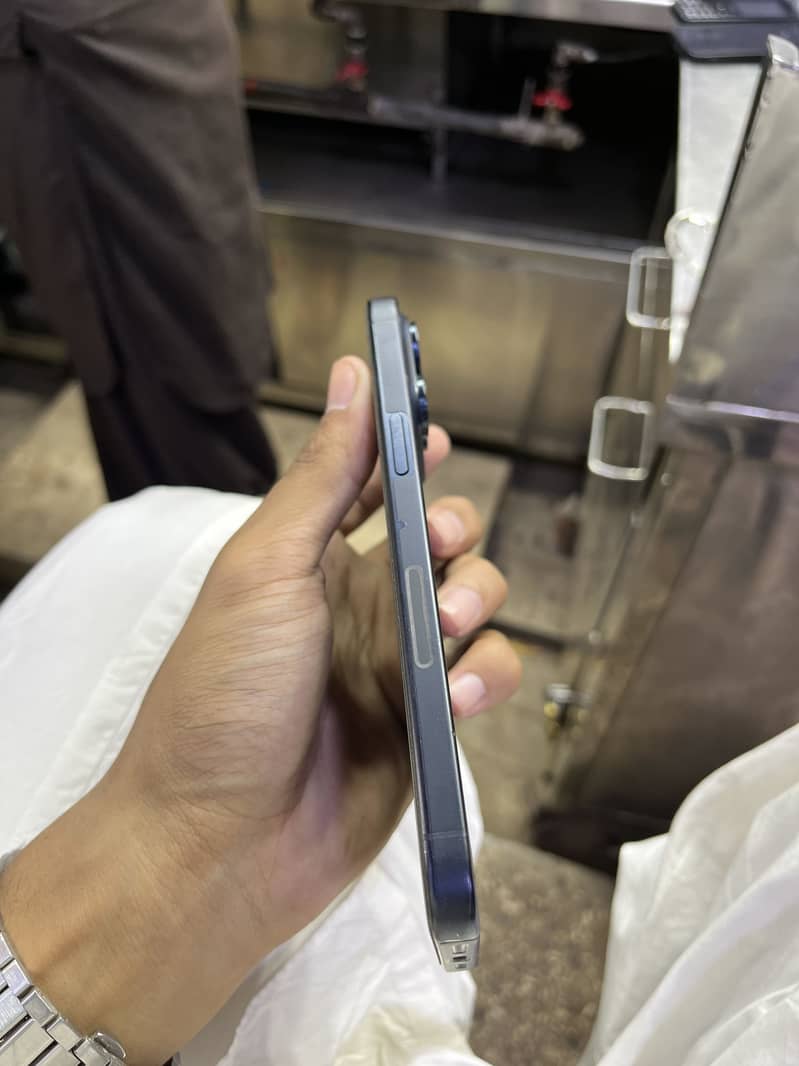 Apple iPhone 15 Pro Max 4