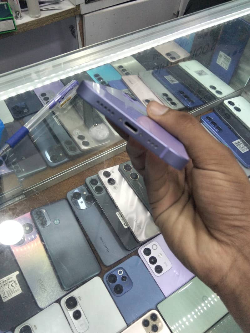 Apple iPhone 12 4