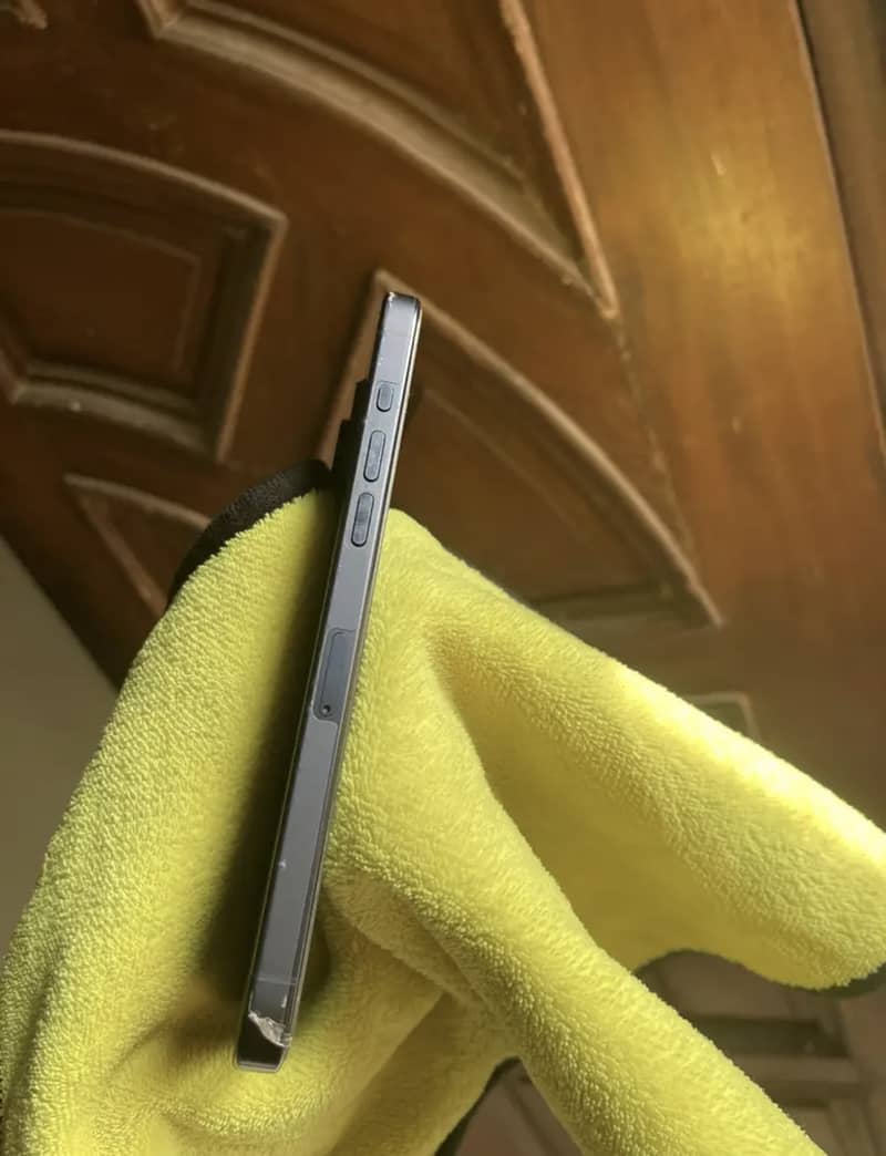 IPhone 15 pro Max 4