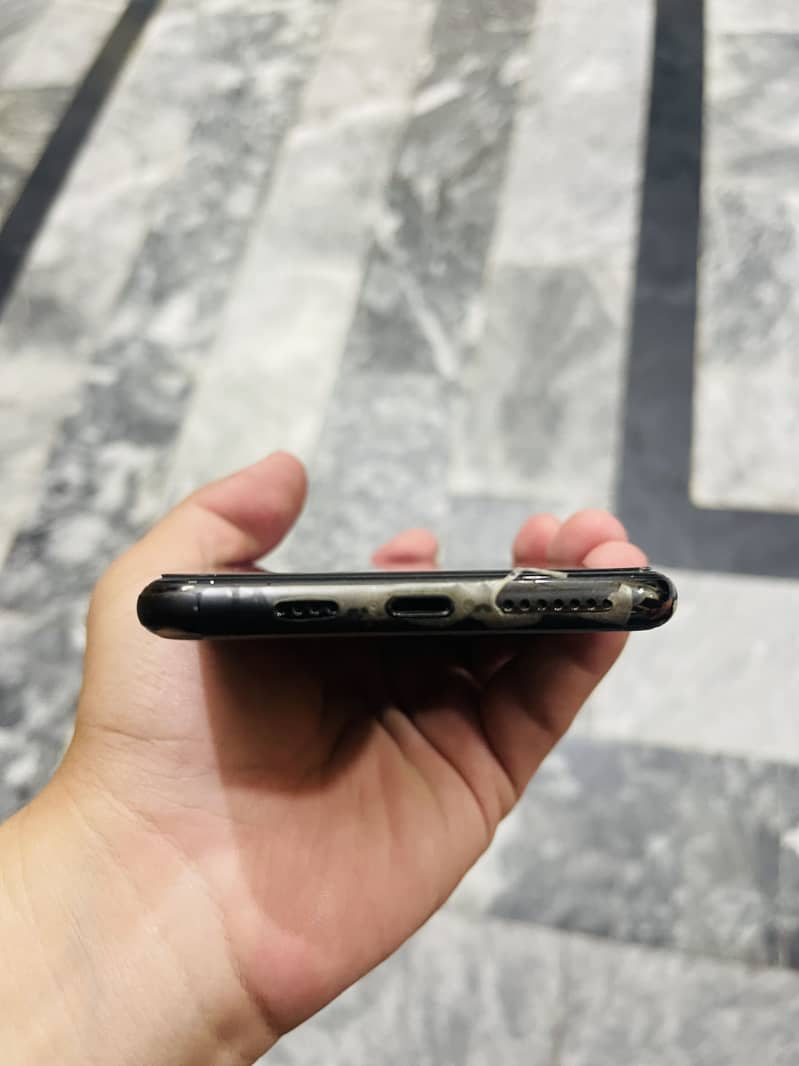 Apple iPhone 11 Pro Max 4