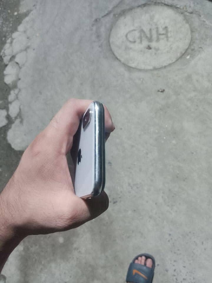 Apple iPhone X 4