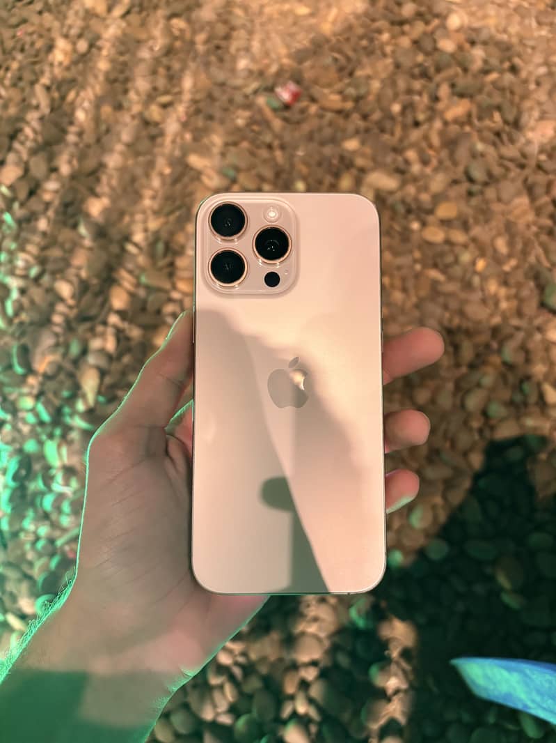 Apple iPhone 16 Pro Max 0