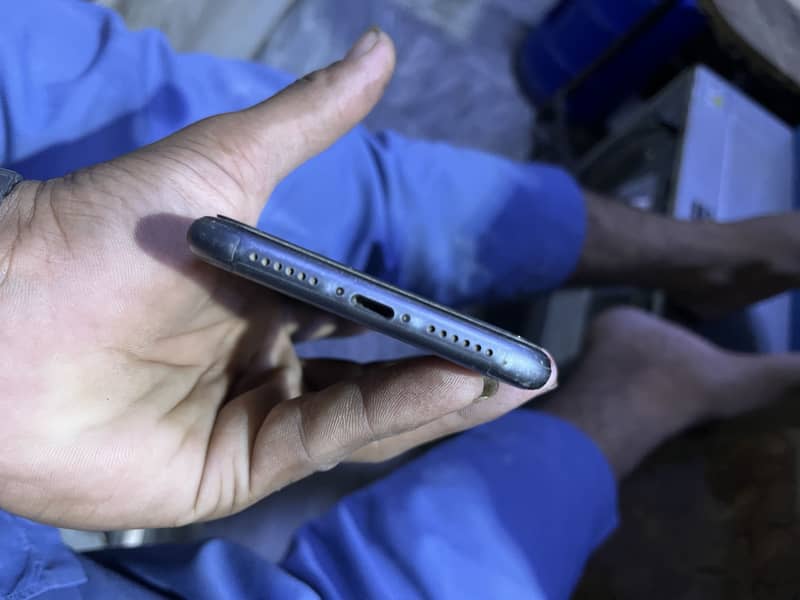 Apple iPhone 11 4