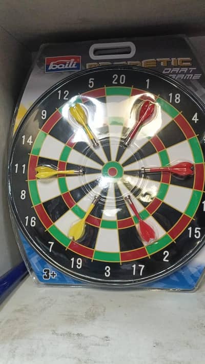 Magnetic dart game