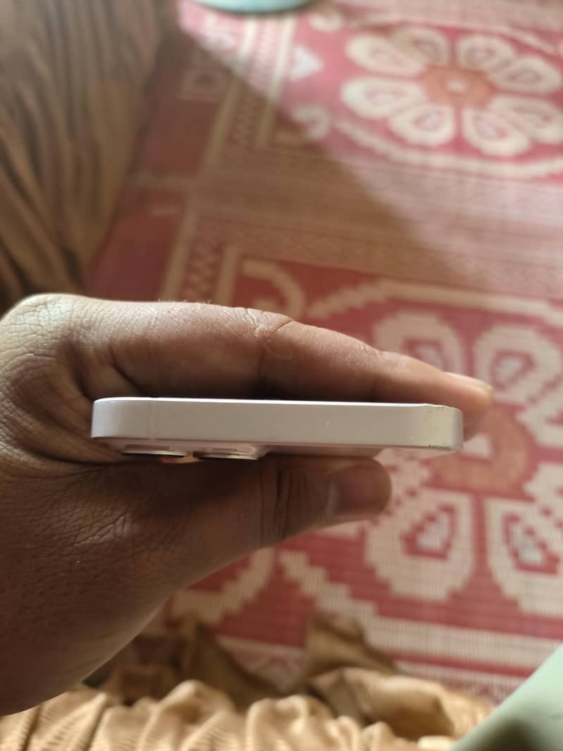 Apple iPhone 13 4
