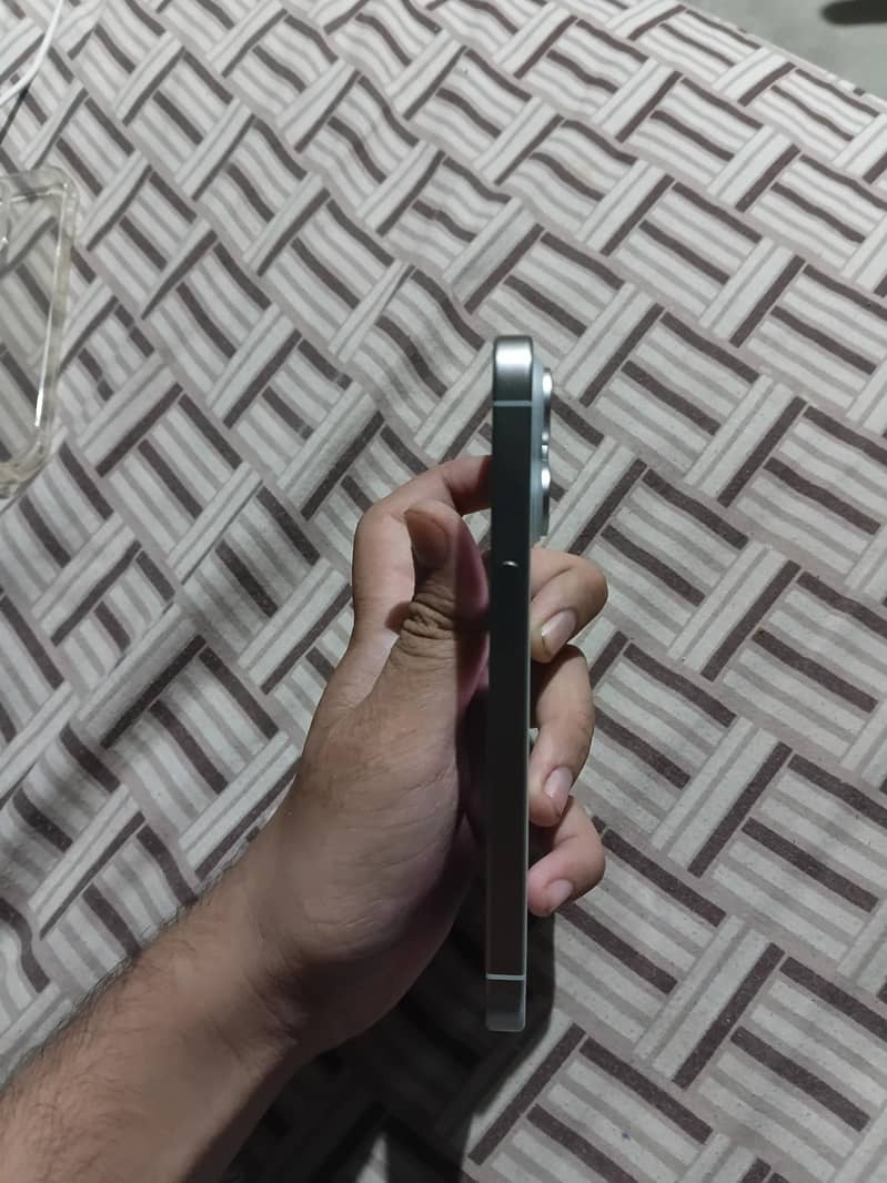Apple iPhone 15 Pro 2