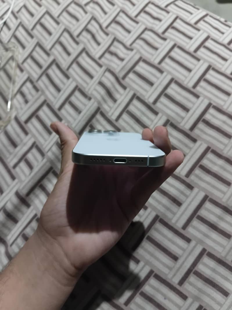 Apple iPhone 15 Pro 3