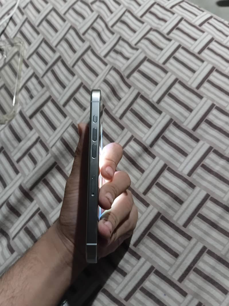 Apple iPhone 15 Pro 4