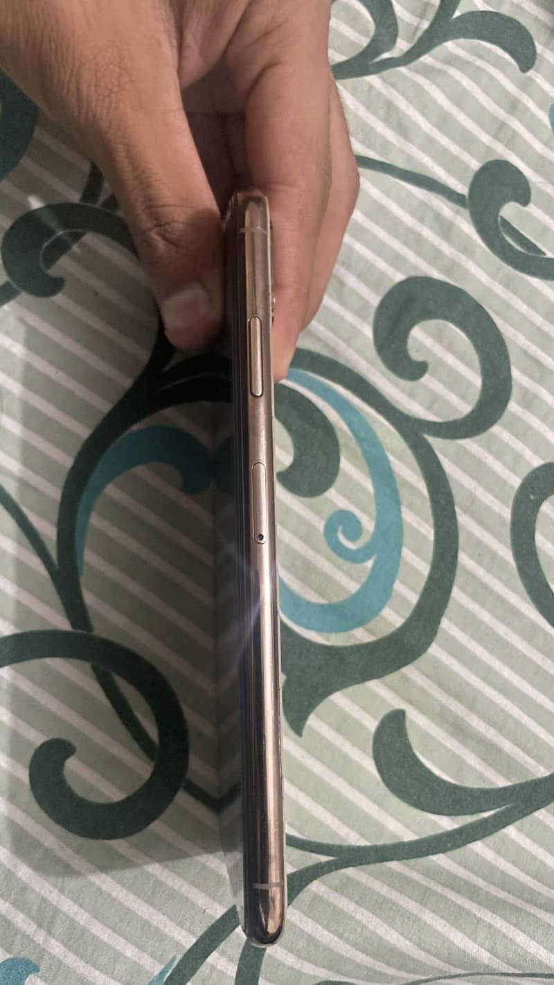 Apple iPhone XS Max 3