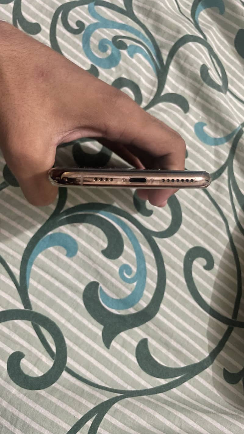 Apple iPhone XS Max 4