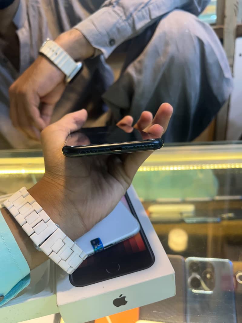 Apple iPhone SE 6