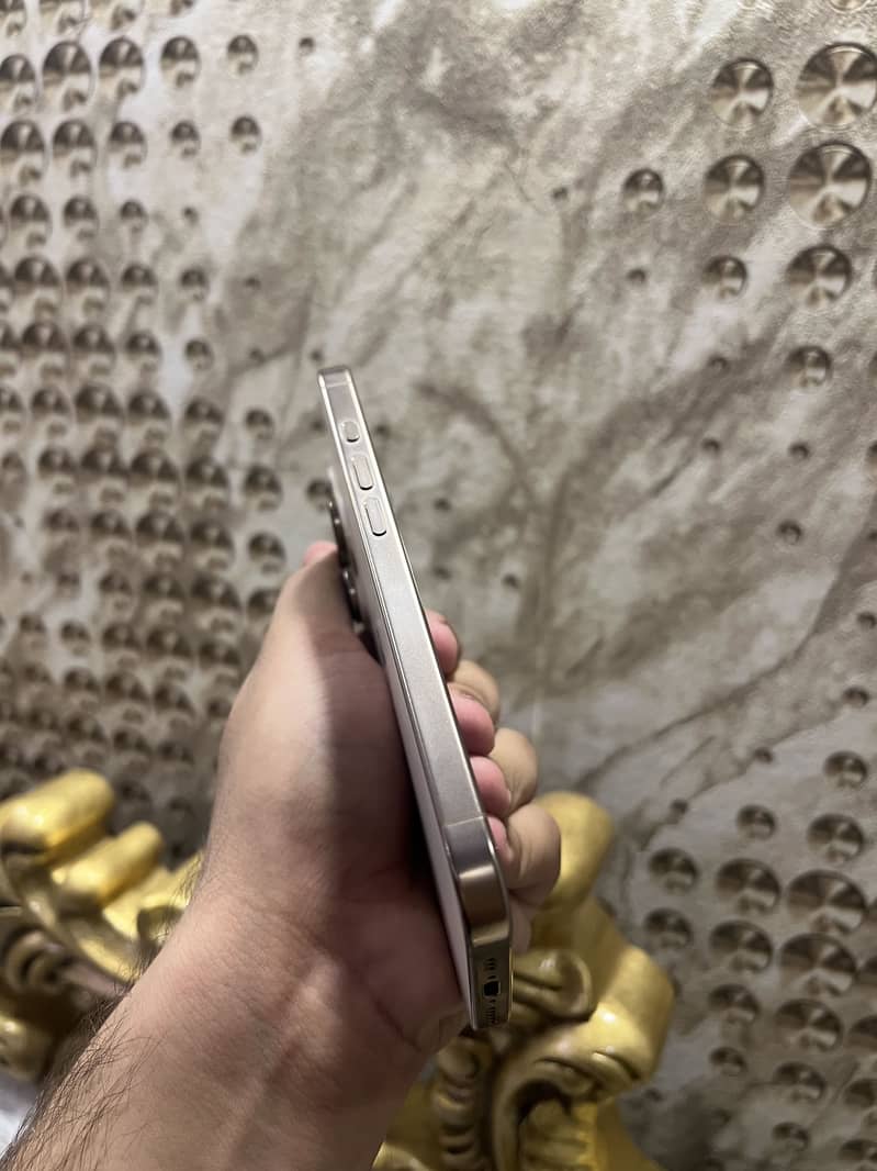 Apple iPhone 16 Pro 3