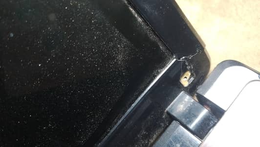 lap top hinge  demage but working - bahara kahu