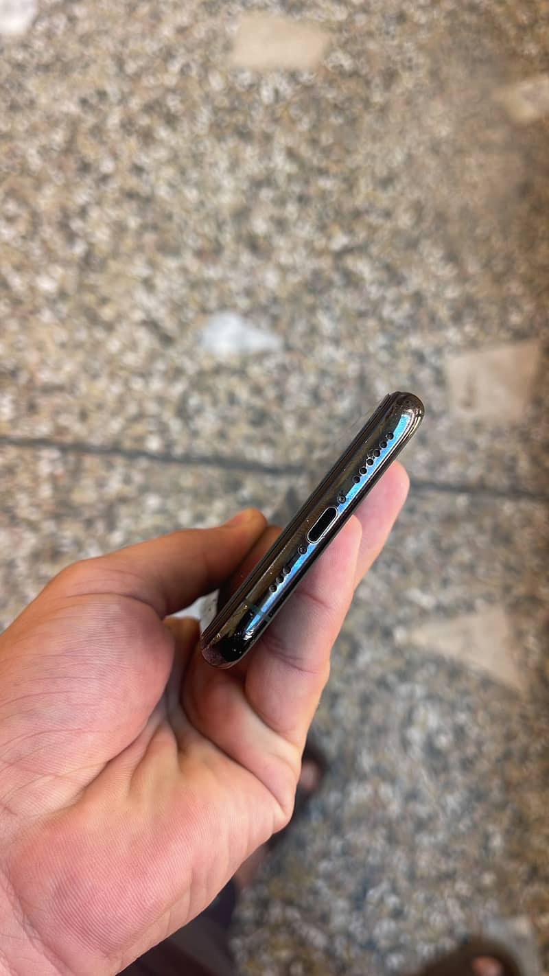 Apple iPhone 11 Pro 4