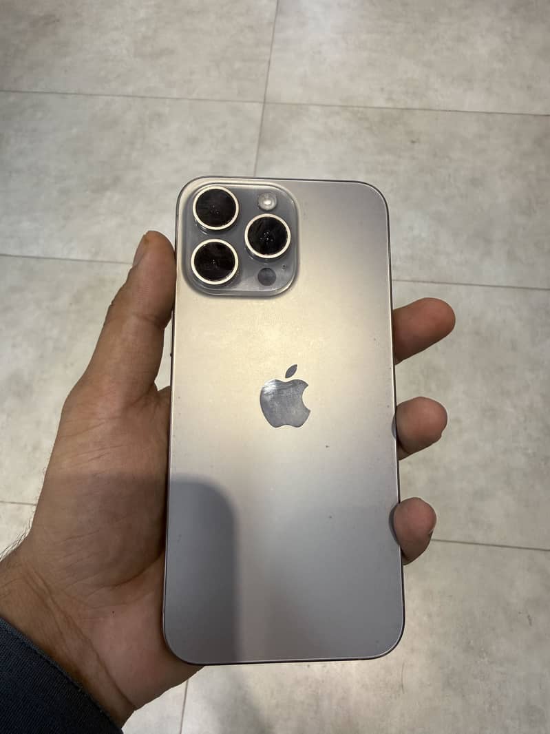 Apple iPhone 15 Pro Max 4