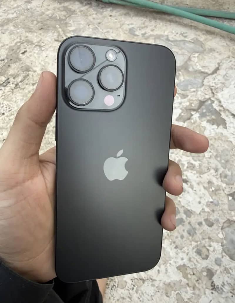 Apple iPhone 16 Pro Max 1