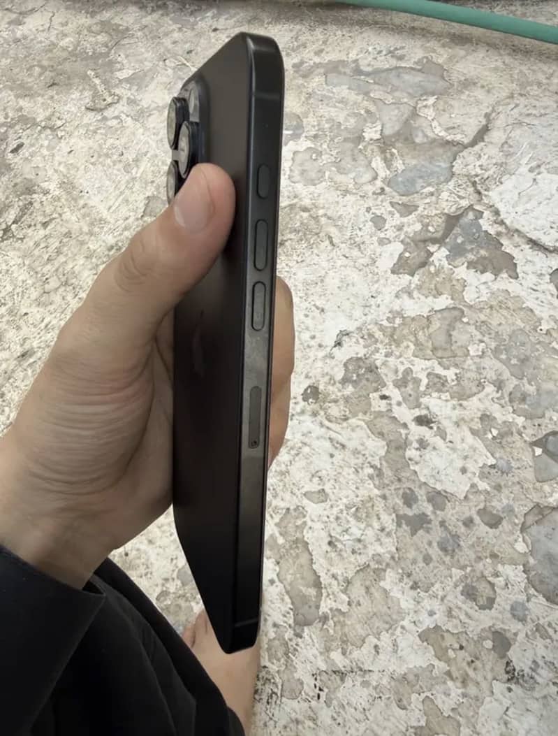 Apple iPhone 16 Pro Max 4