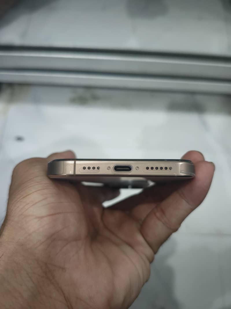 Apple iPhone 16 Pro Max 0