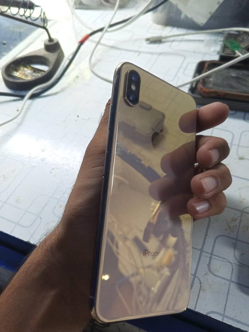 Apple iPhone XS Max 3